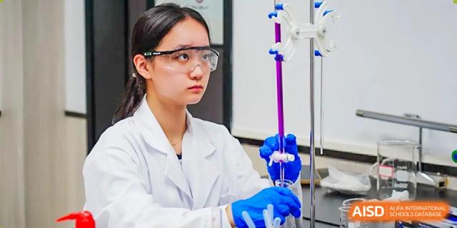 A female student from The Affiliated School of JNU for Hong Kong & Macau Students (ASJ Dongguan) is working on a science experiment.
