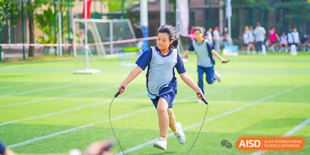 A student from The Affiliated School of JNU for Hong Kong & Macau Students (ASJ Dongguan) is jumping rope.