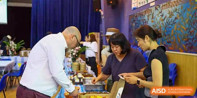 A chef and students preparing food at Yew Chung International School of Chongqing