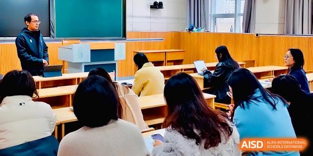 Students and parents attend an informational session in a modern school lecture theater at Changzhou Senior High School of Jiangsu Province.