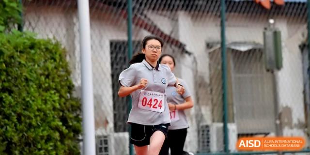 A student wearing race number 0424 maintains a steady pace during a long-distance run at Changzhou Senior High School of Jiangsu Province.
